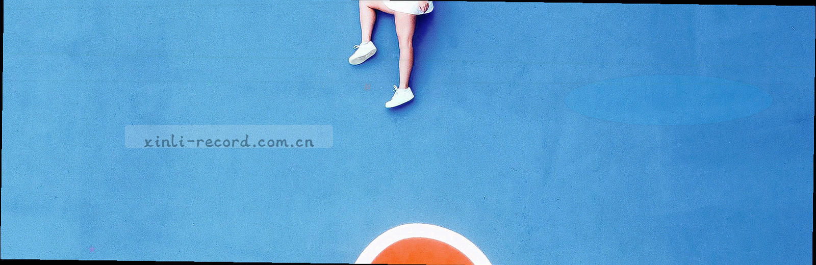 成排档案柜与打印清单的水平构图，冷白与深墨绿形成对比
